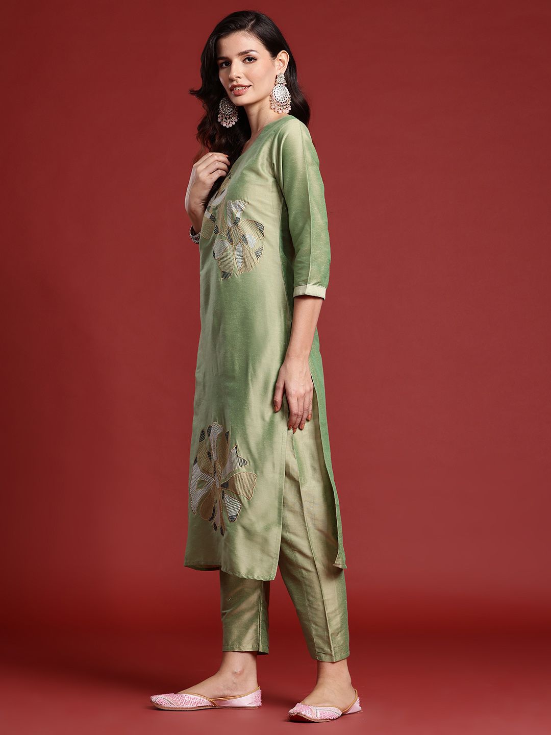 Indyancart IE Floral Embroidered Thread Work Kurta with Trousers