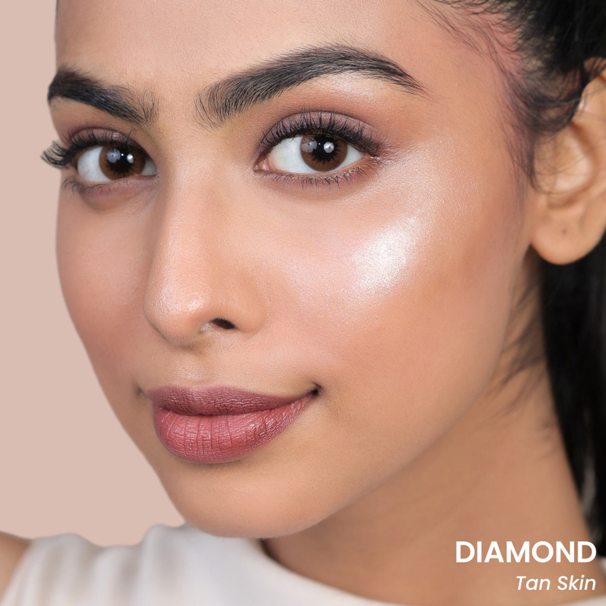 La Mior Face Dew Strobe Highlighter in Moonstone, a shimmering makeup highlighter with a luminous finish and soft glow.