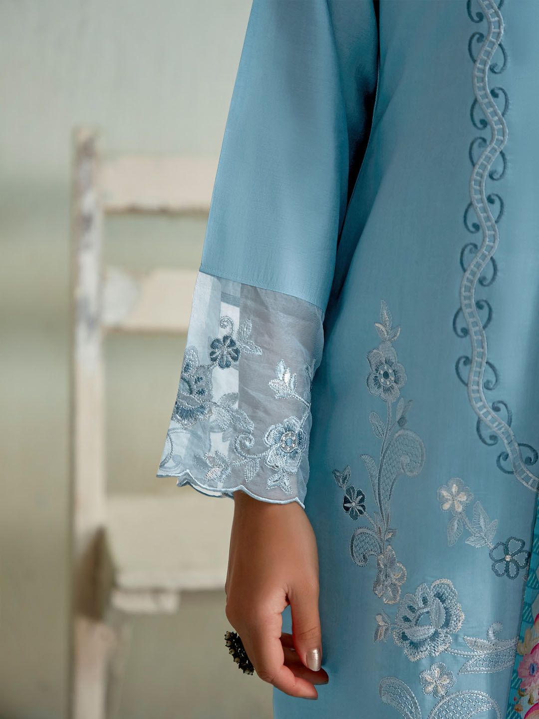 Indyancart IE Women Floral Embroidered Regular Thread Work Kurta with Trousers & Dupatta