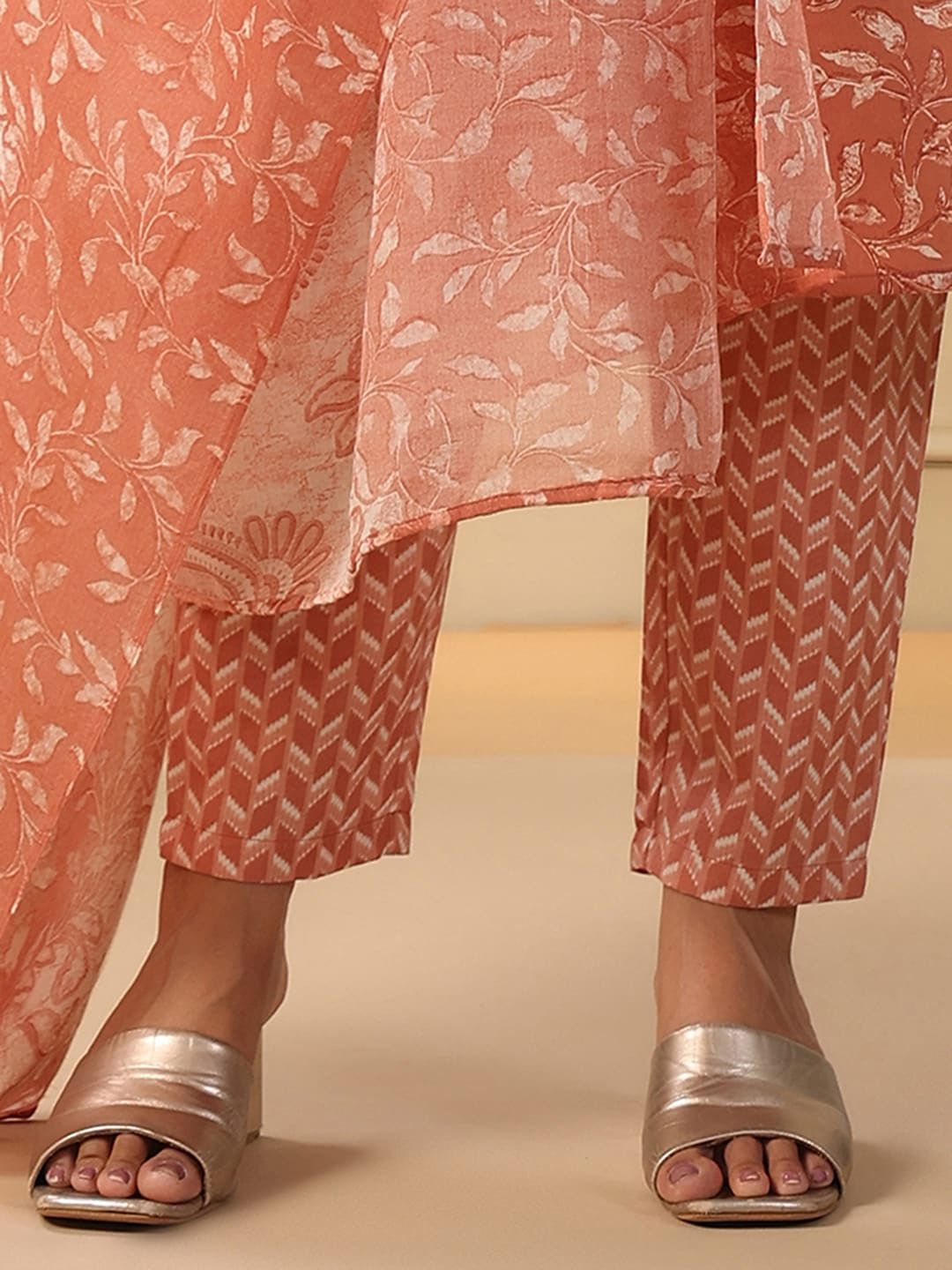 Dhiyona IE Floral Printed Thread Work Pure Cotton Straight Kurta & Trouser With Dupatta