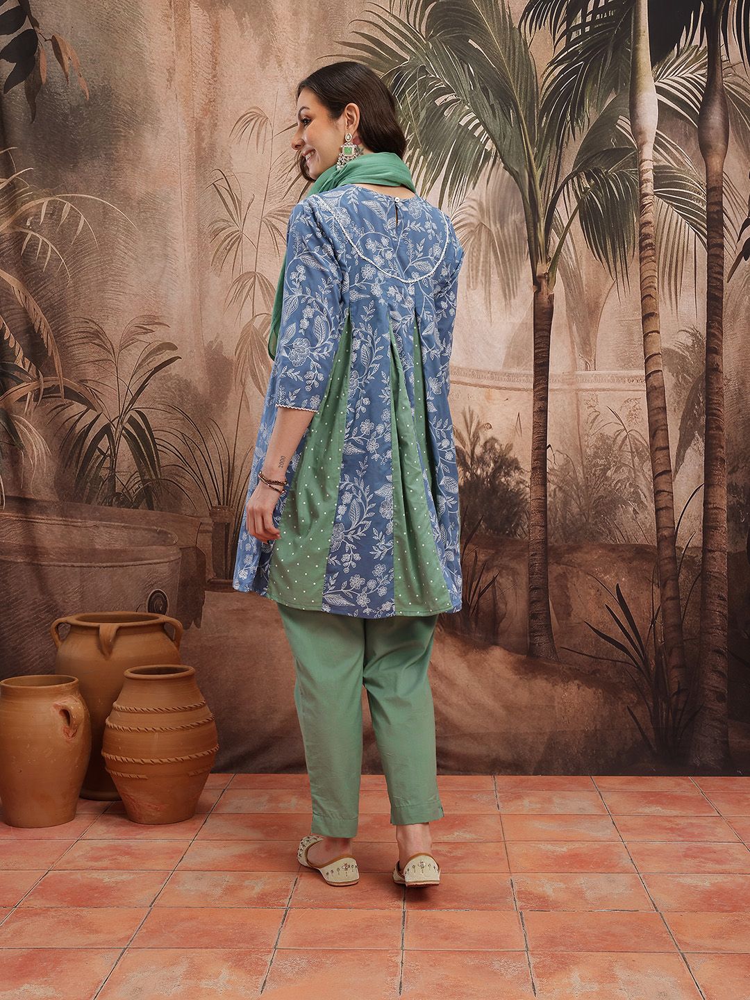 Indyancart SN Women's Ethnic Motifs Printed Pleated Mirror Work Kurta Set