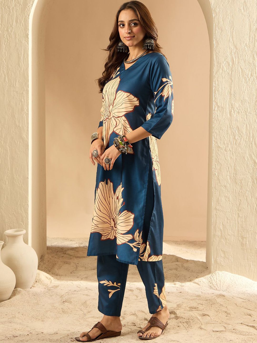 Indyancart IE Women Floral Printed Straight Kurta with Trousers