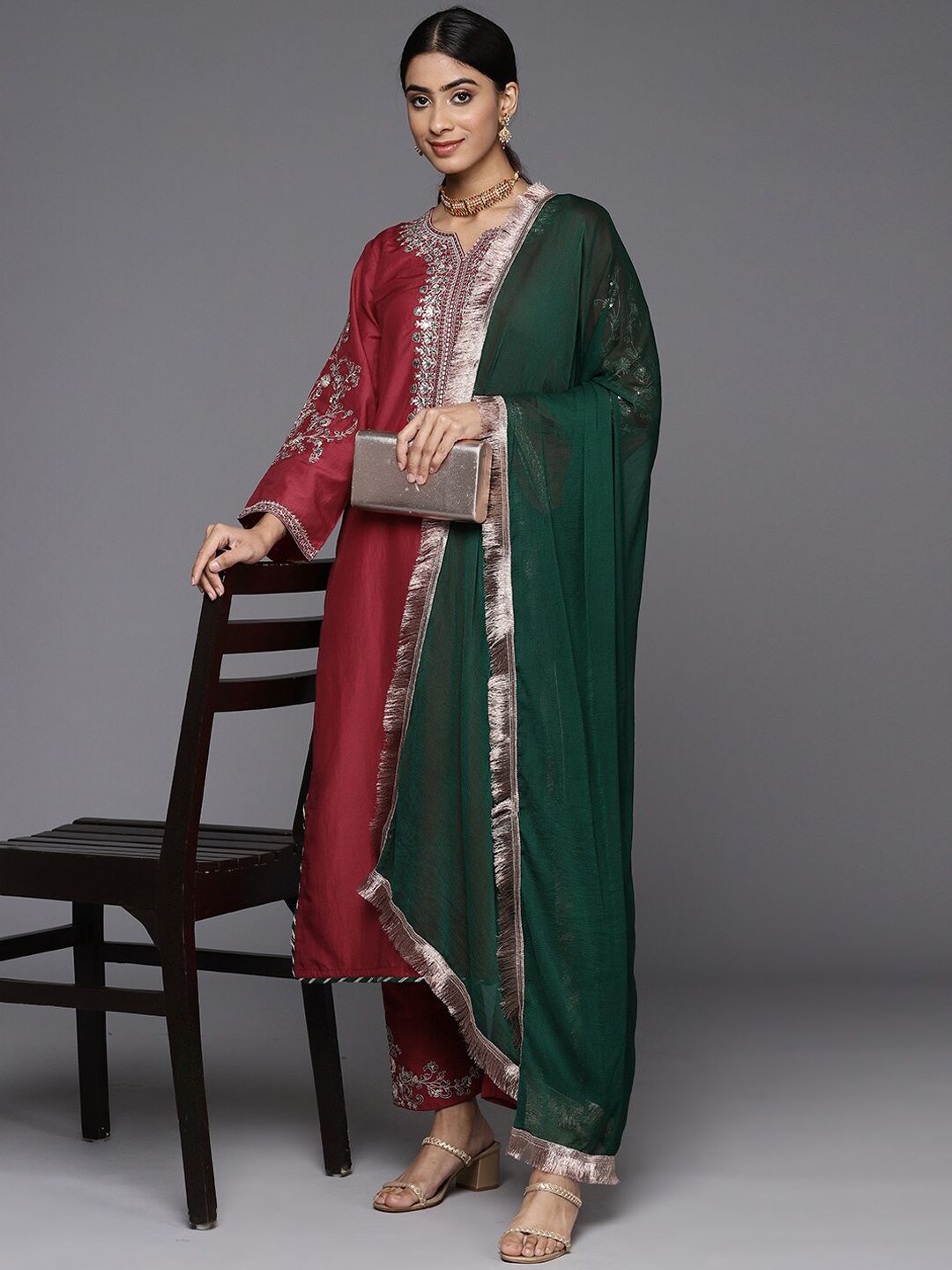 Indyancart VA Women'sRound Neck Ethnic Motifs Embroidered Regular Kurta Set