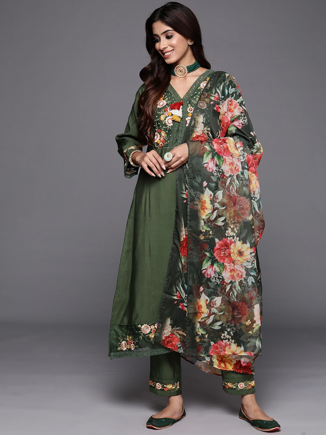 Indyancart IE Women Floral Embroidered Regular Thread Work Kurta With Trousers & Dupatta