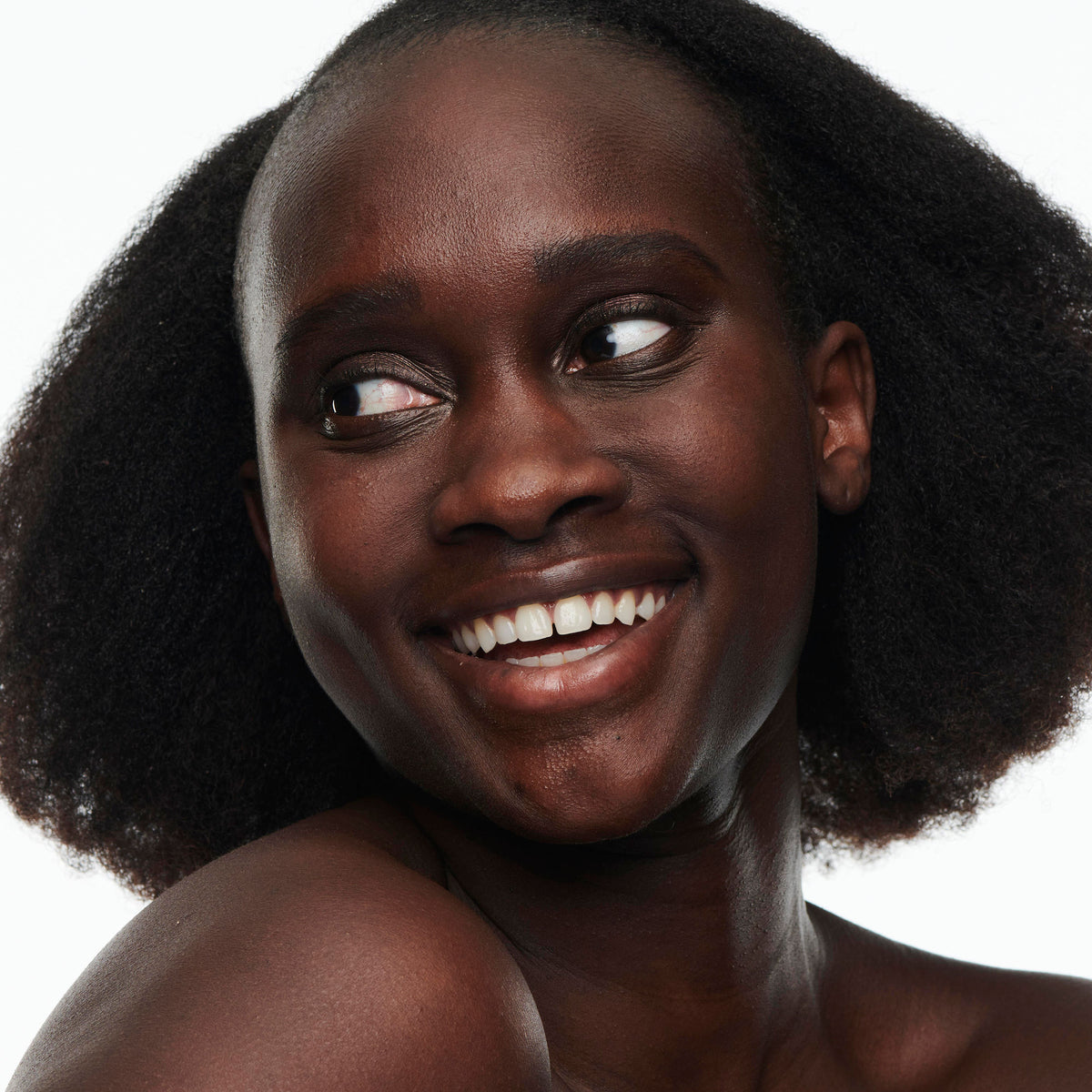 M.A.C Studio Radiance Serum-Powered Foundation - NC63