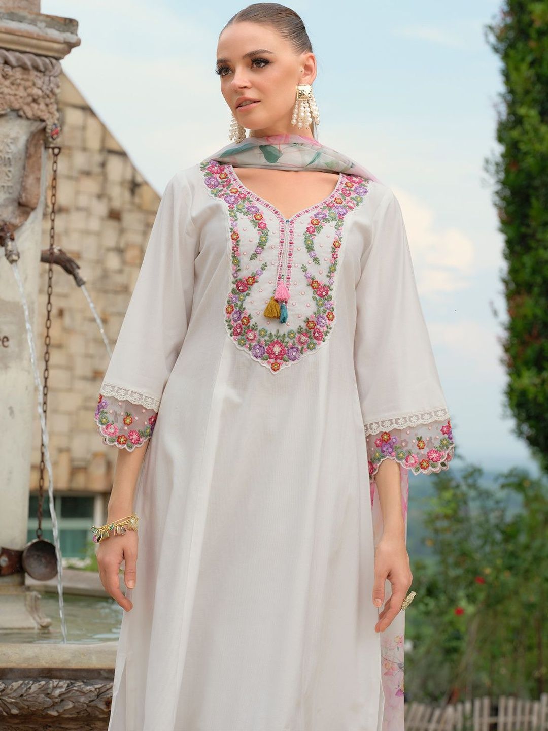 Women Floral Embroidered Regular Thread Work Kurta with Trousers & With Dupatta