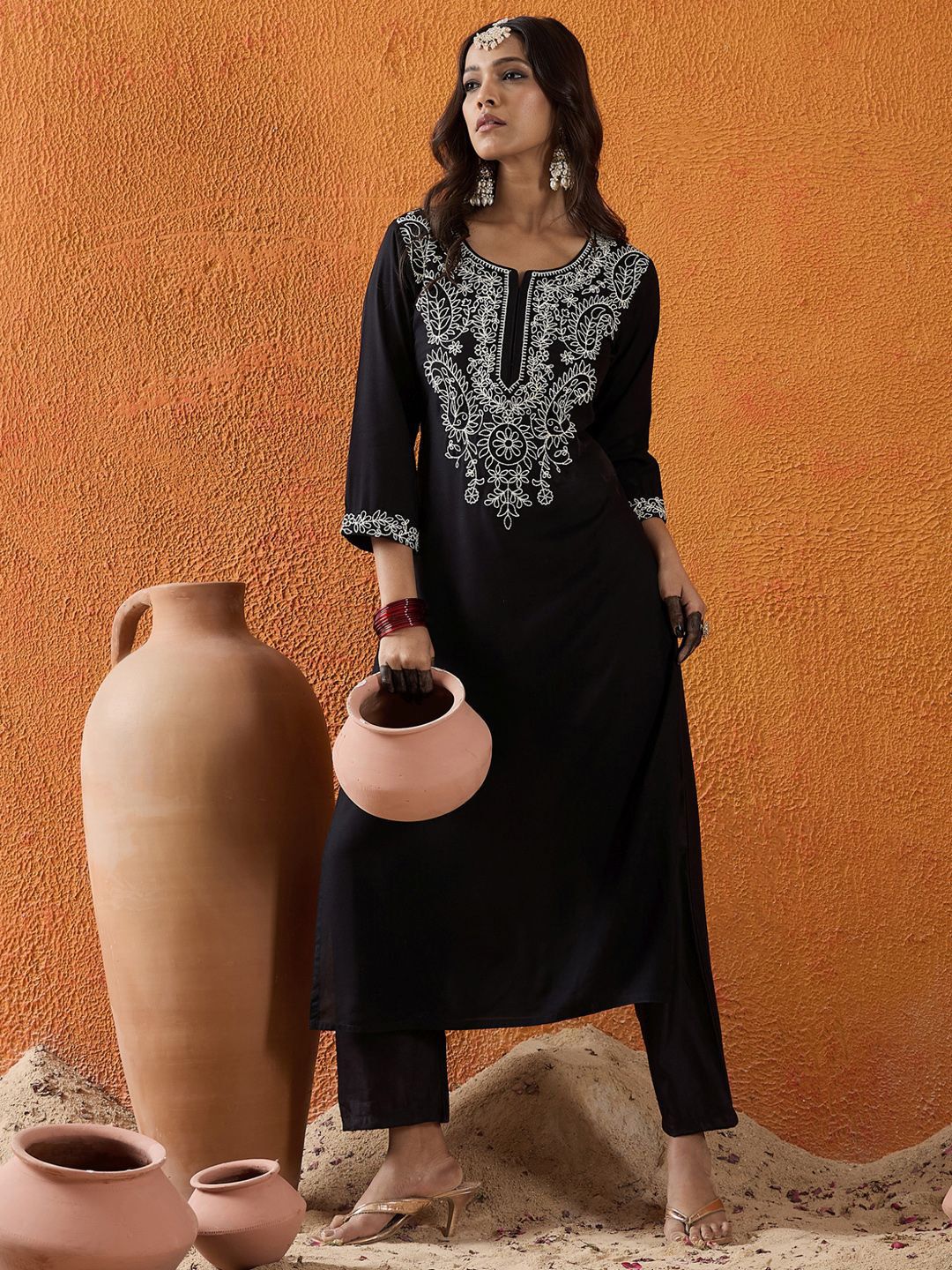 Indyancart IE Paisley Yoke Design Notch Neck Thread Work Straight Kurta