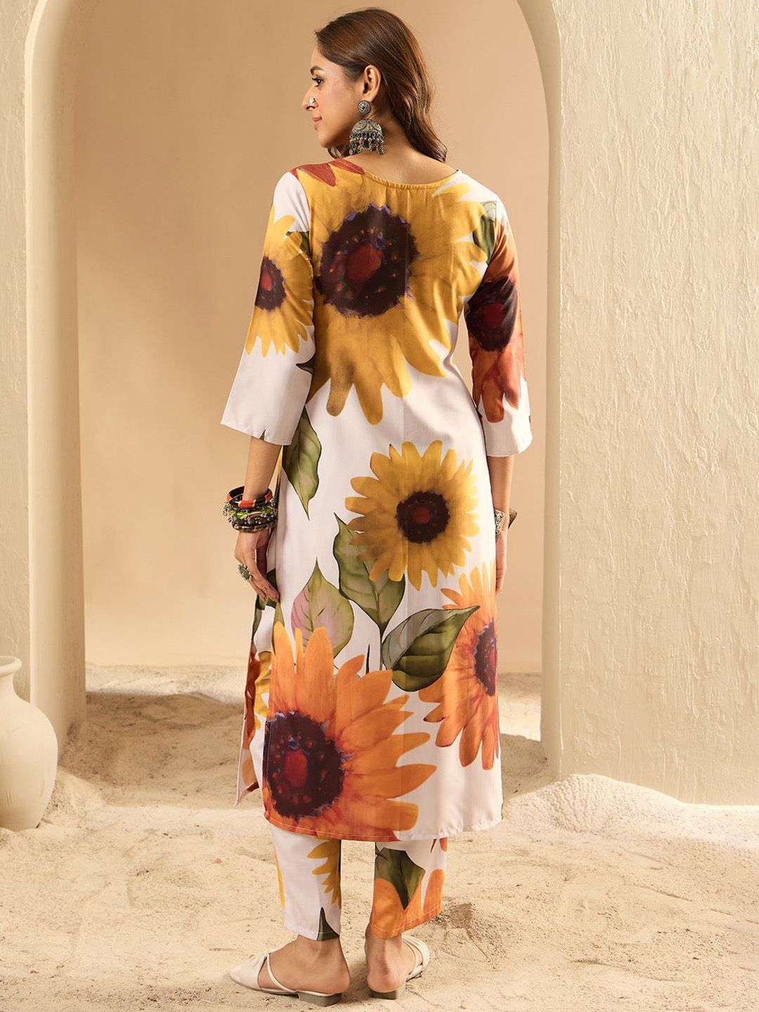 Indyancart IE Women Floral Printed Regular Kurta with Trousers