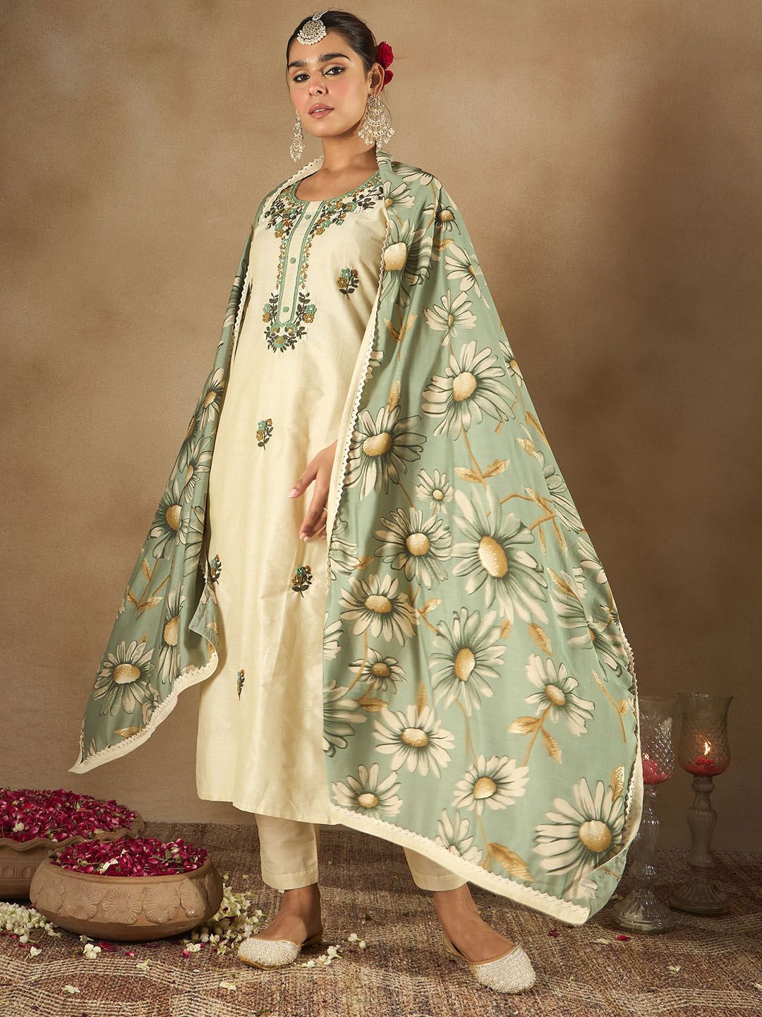 Indyancart IE Women Floral Embroidered Regular Thread Work Kurta with Trousers & Dupatta