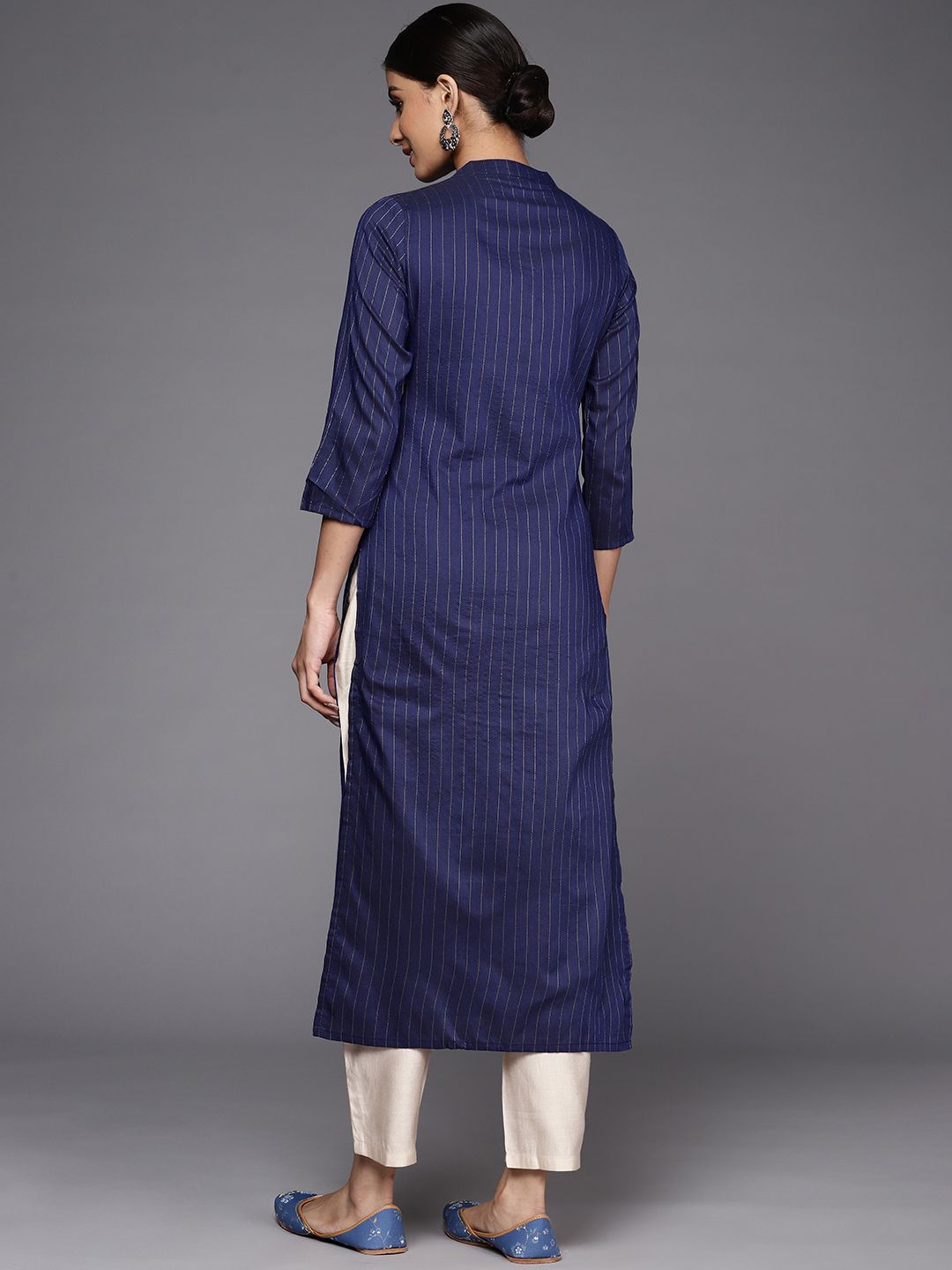 Indyancart IE Women Navy Blue Striped Kurta