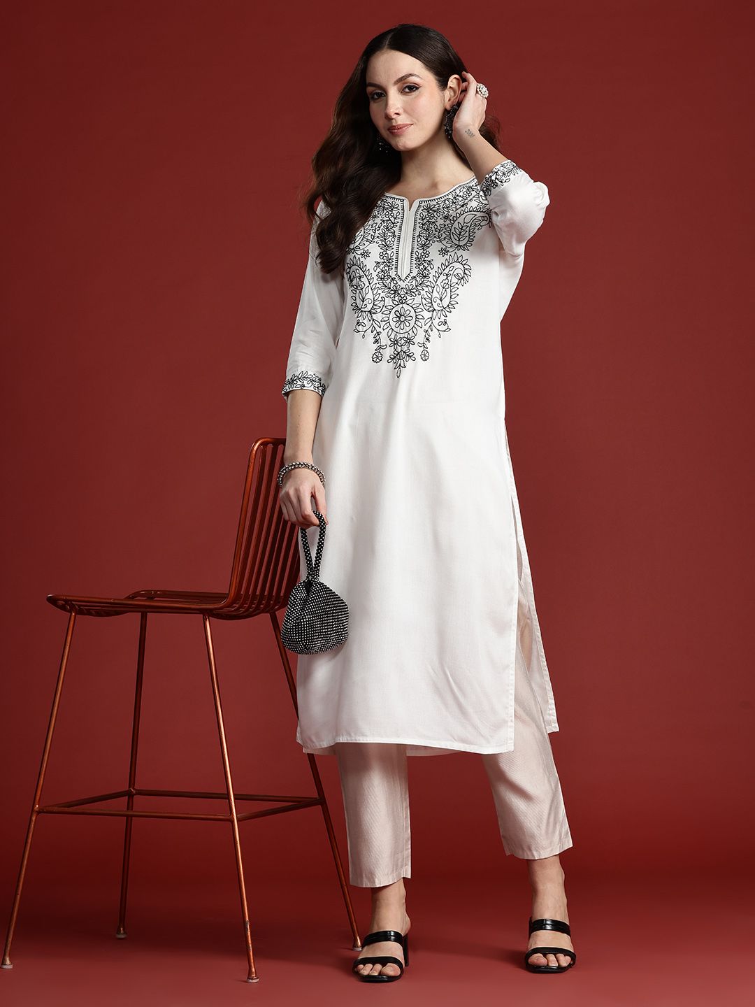 Indyancart IE Women Paisley Embroidered Thread Work Kurta