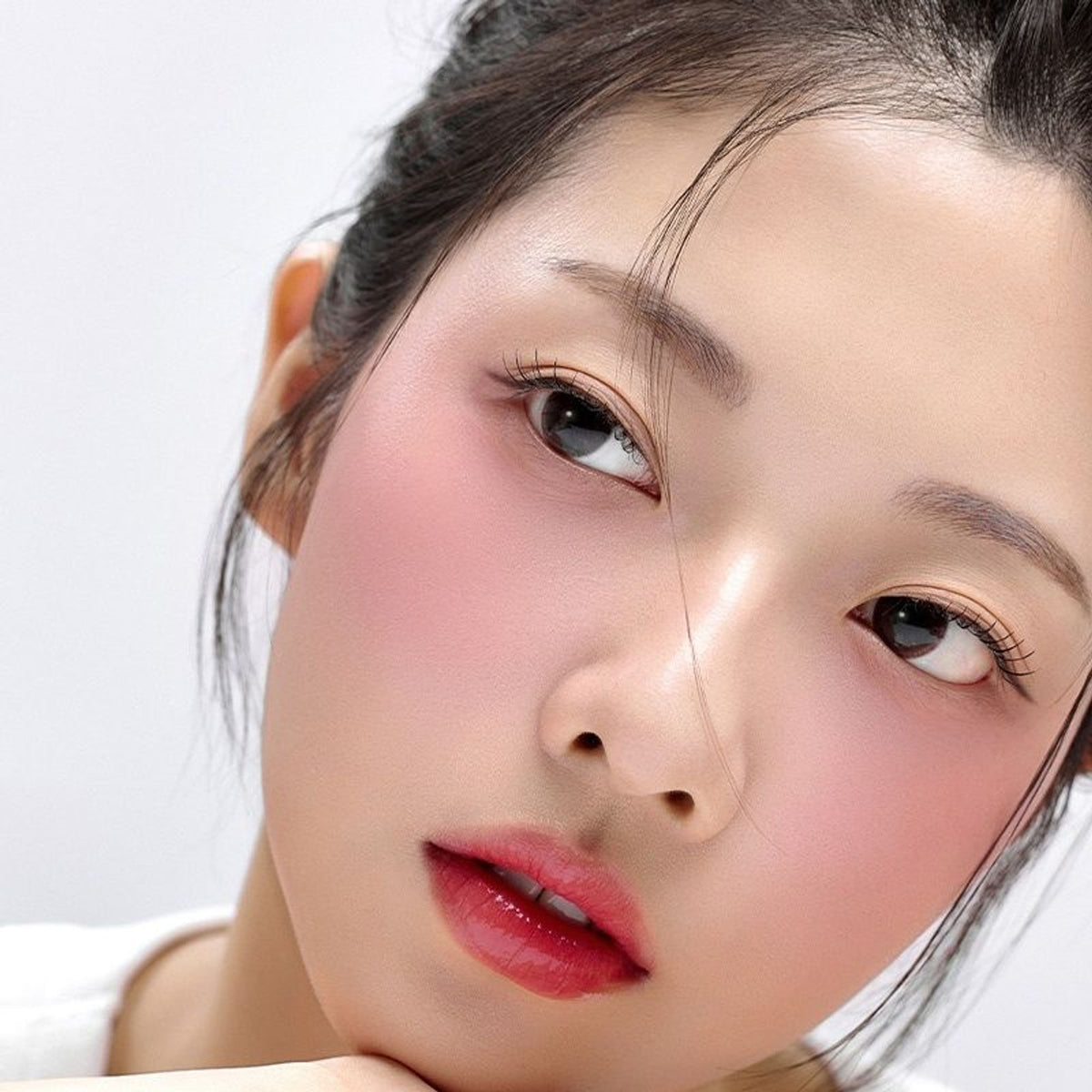 House of HUR Moist Ampoule Blusher in Berry Purple, hydrating liquid blush with natural finish, applied on cheeks for a subtle glow.