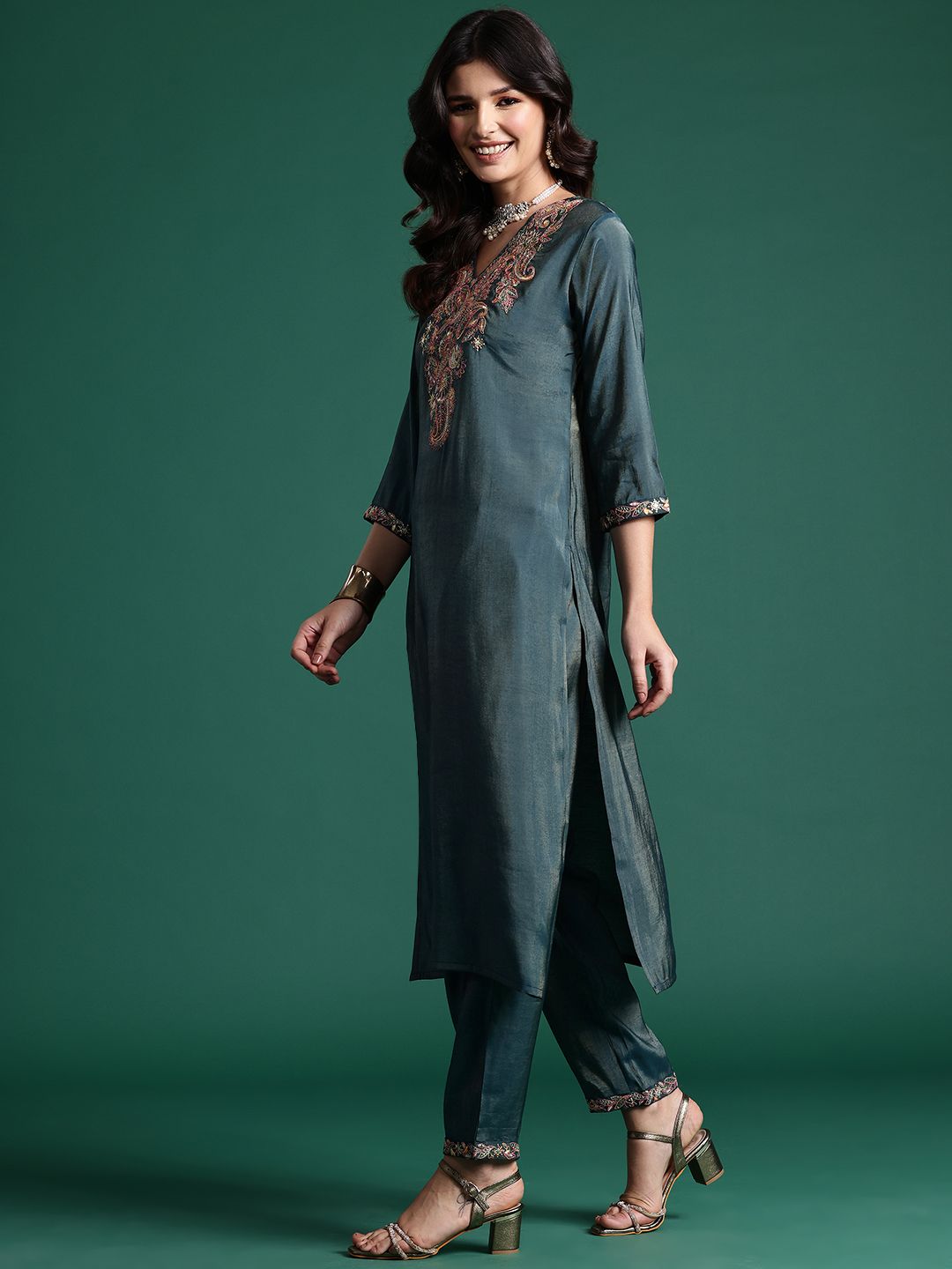 Indyancart IE Paisley Embroidered Thread Work Liva Kurta with Trousers & With Dupatta