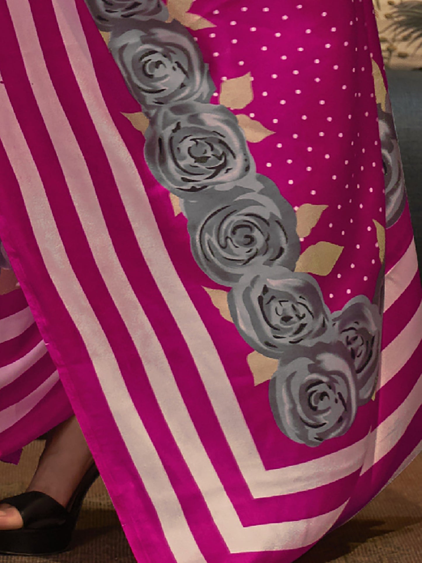 Women's Crepe Pink Printed Celebrity Saree With Blouse Piece