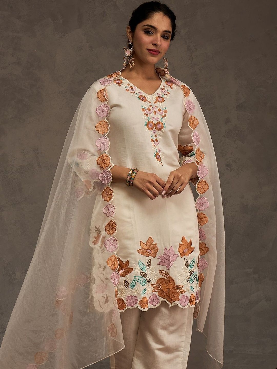 Women Floral Embroidered Regular Thread Work Kurta with Trousers & With Dupatta