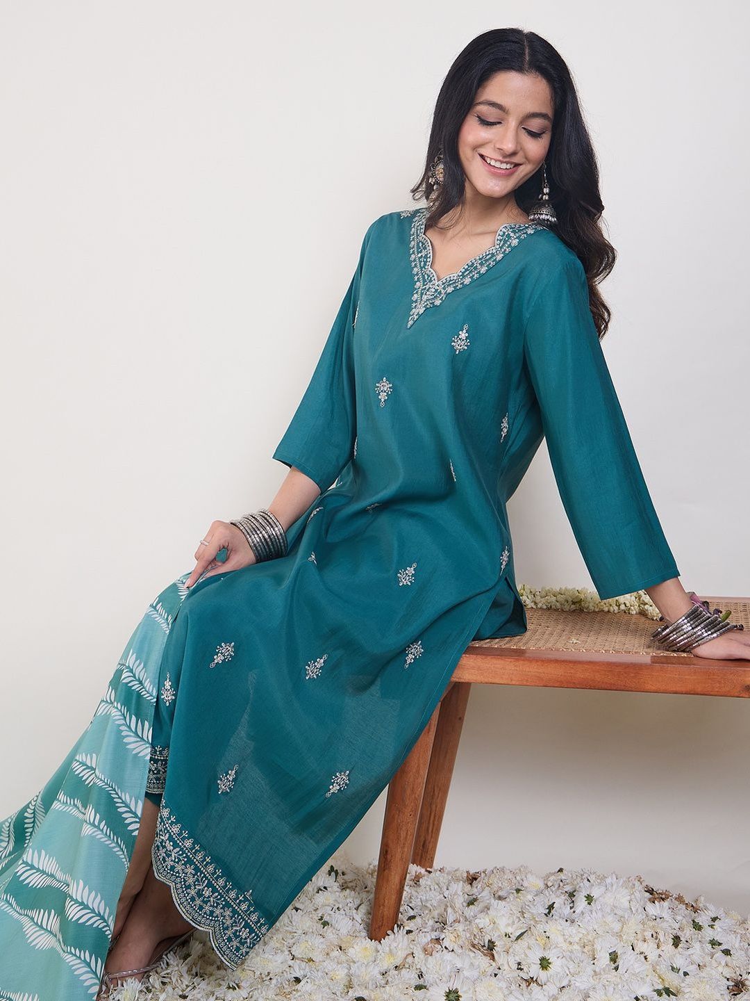 Ethnic Motifs Embroidered V-Neck Thread Work Kurta & Trousers With Dupatta