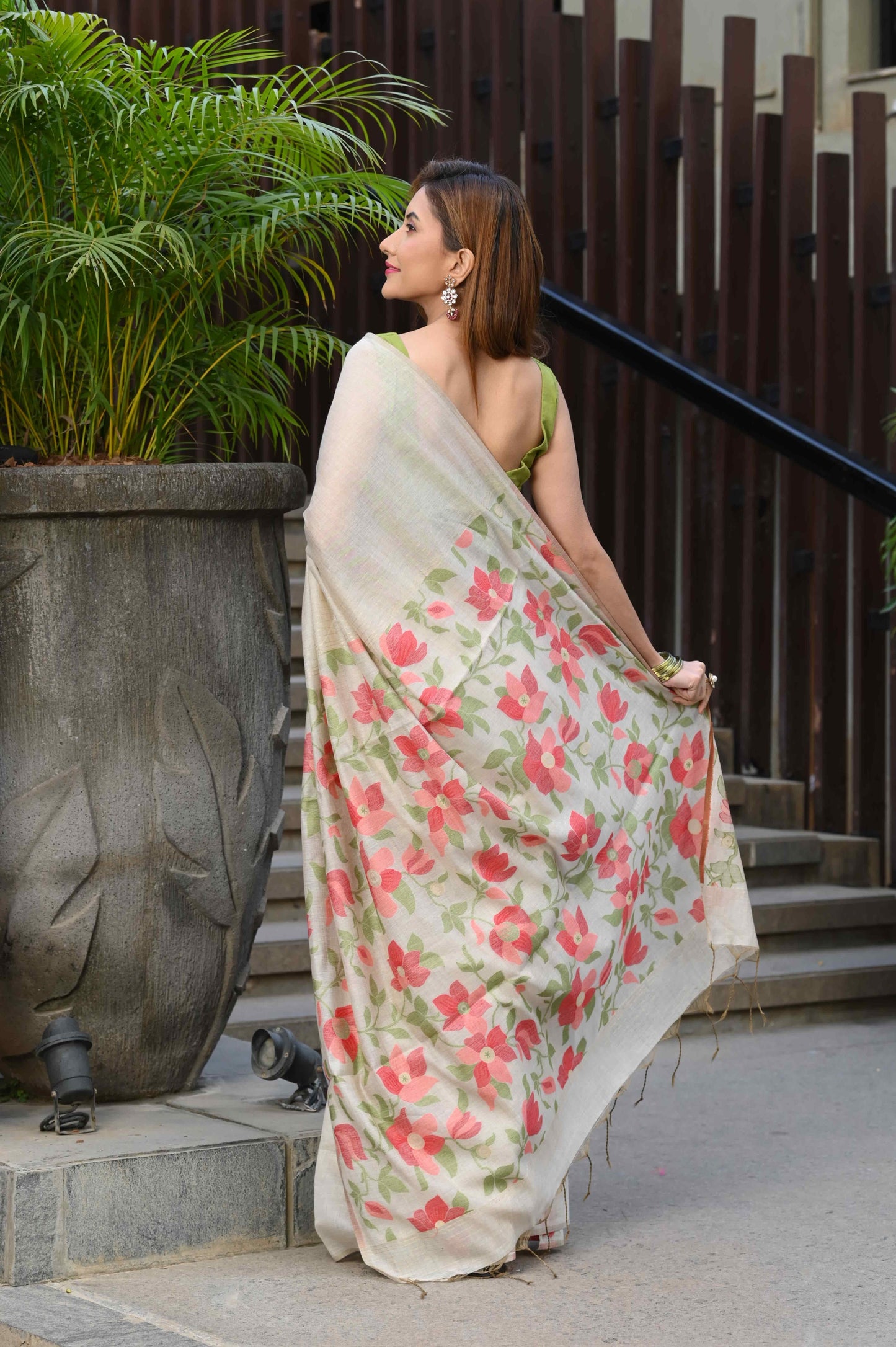 Dhiyona GR Women's Sunflower Beige & Red Mul Cotton Jamdani Saree