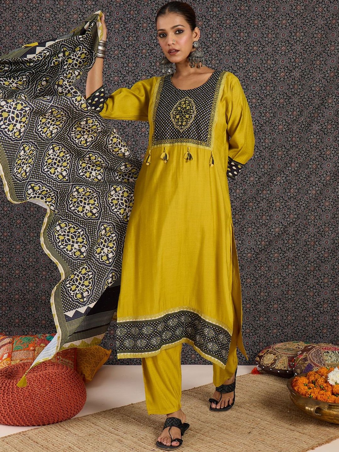 Women Ethnic Motifs Printed Regular Kurta with Trousers & With Dupatta