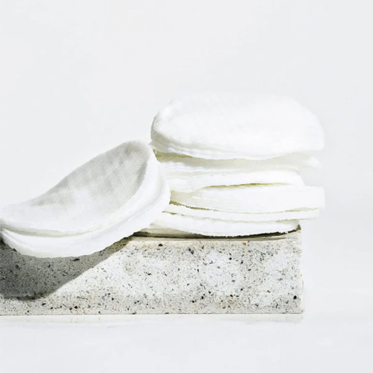 Celimax Ji Woo Gae Heartleaf BHA Peeling Pad with exfoliating, calming, and sebum-control properties, shown with the product on a white background.