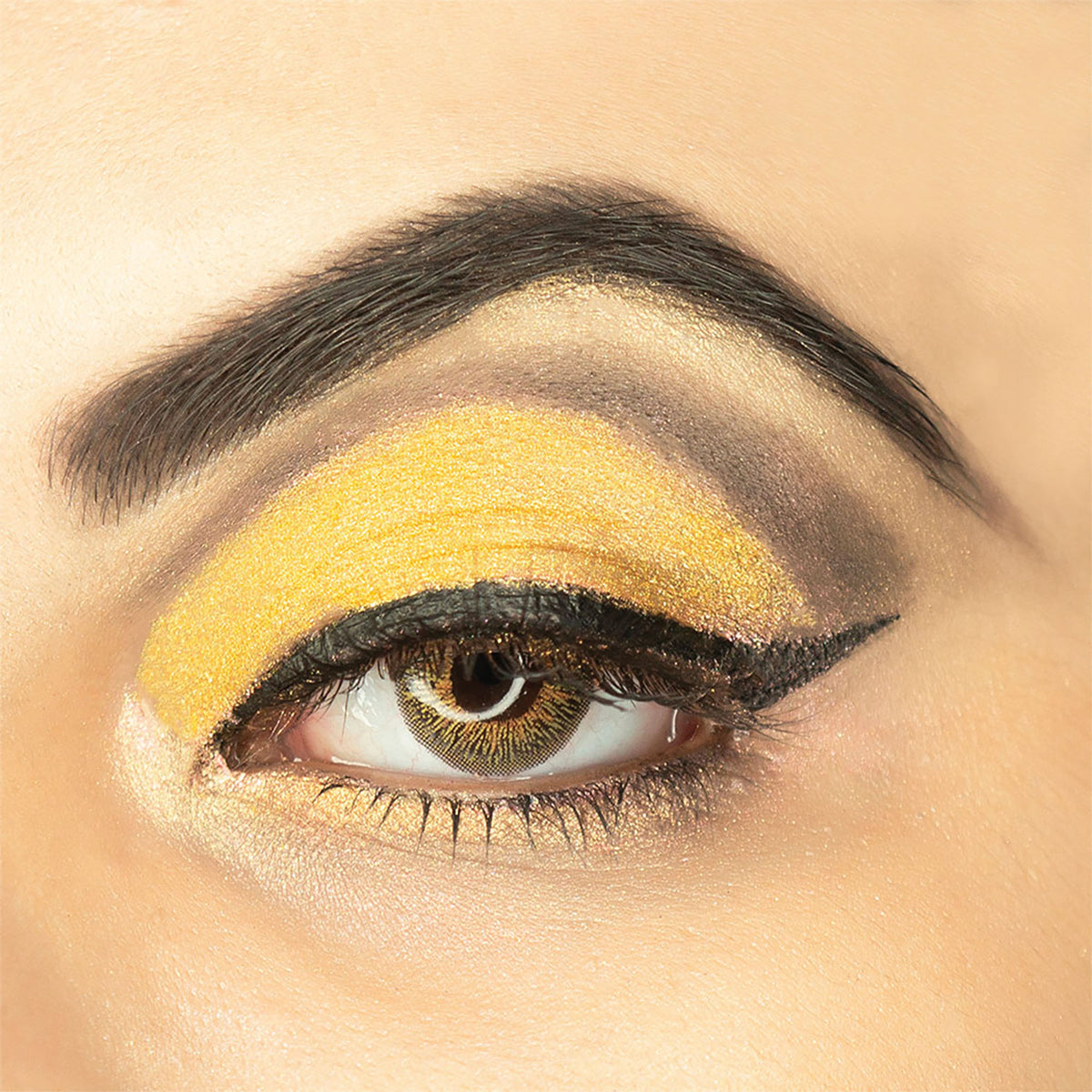 C2P Pro HD loose precious eye shadow pigment with shimmering finish, suitable for face and body, in Skipper 58 shade.