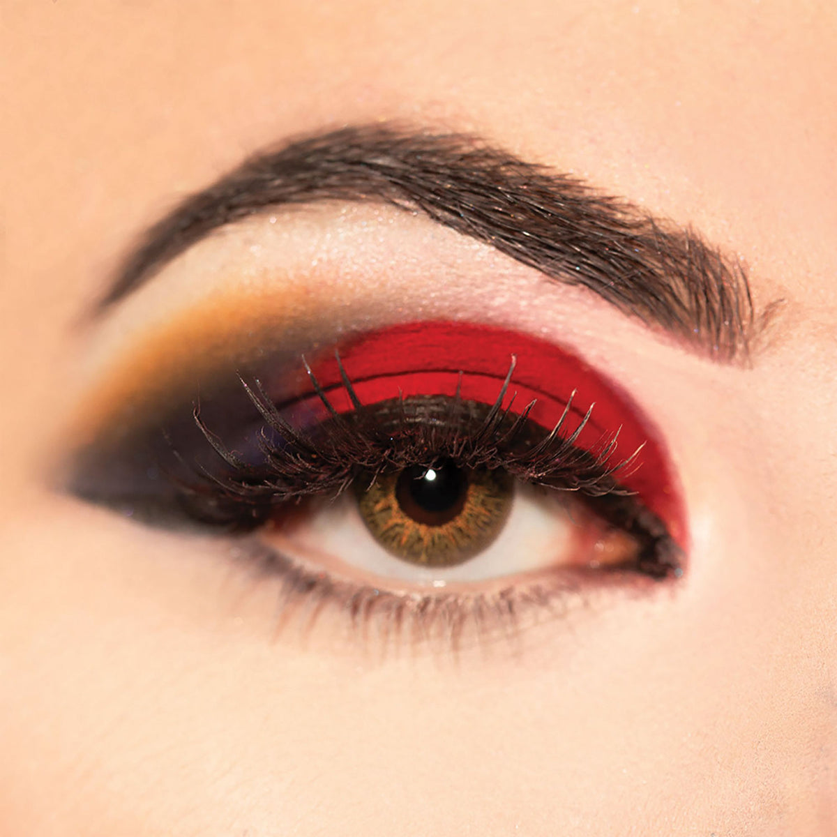 C2P Pro HD loose eye shadow pigment in Misty 87 with shimmering finish, suitable for face and body use.