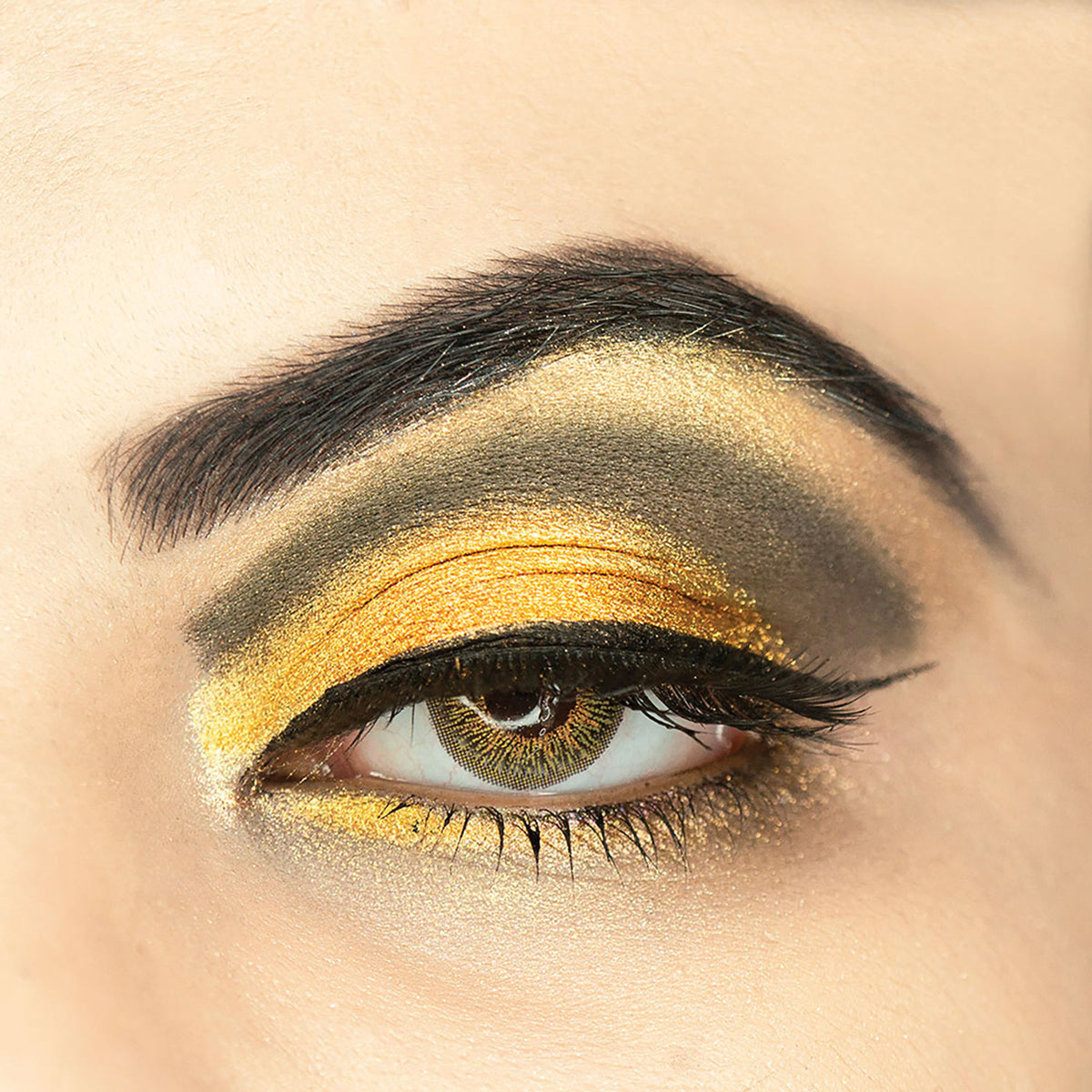 C2P Pro C2P Pro HD Loose Precious Eye Shadow Pigment with shimmering finish, suitable for face and body in shade Mind Blowing 102