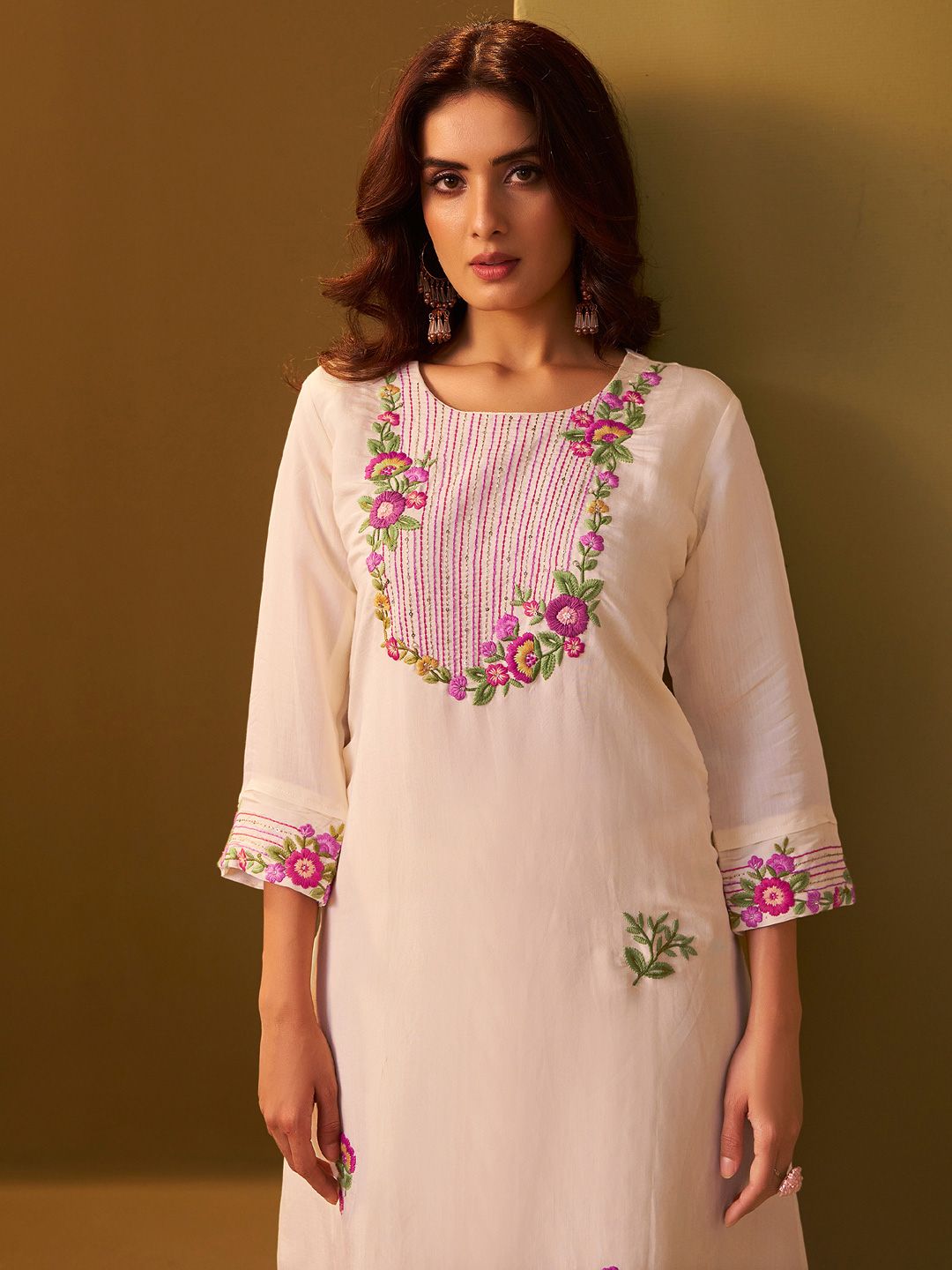 Women Floral Embroidered Thread Work Round Neck Straight Kurta with Trousers