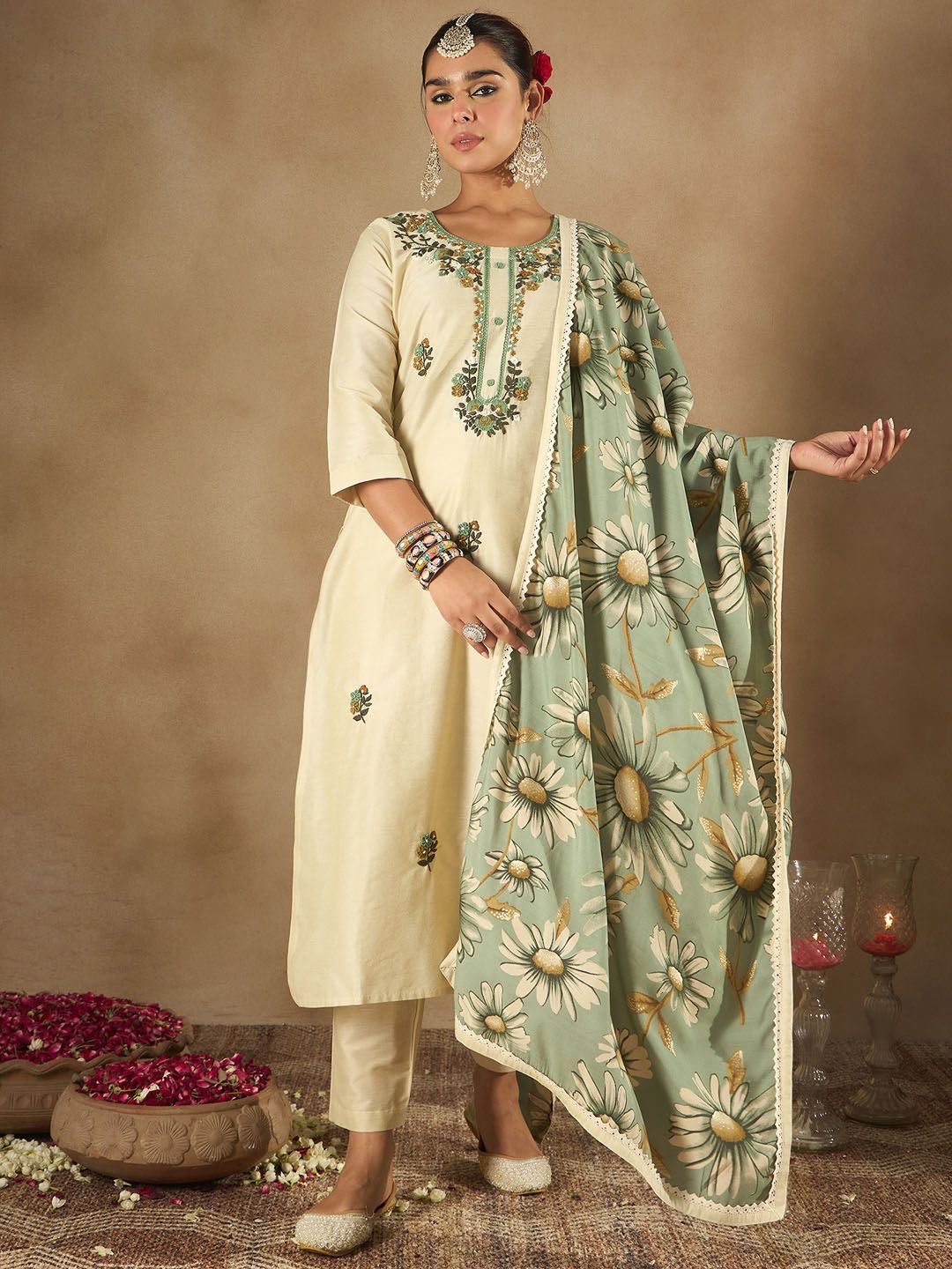 Indyancart IE Women Floral Embroidered Regular Thread Work Kurta with Trousers & Dupatta