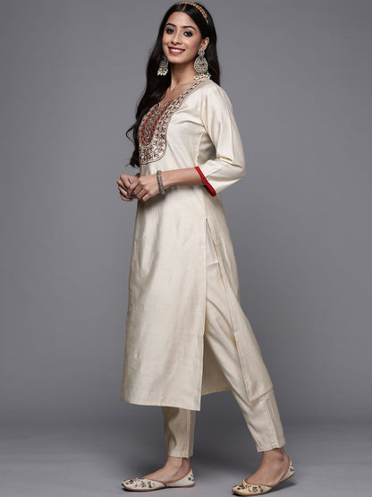 Indyancart IE Women Off White Embroidered Thread Work Liva Kurta with Trousers