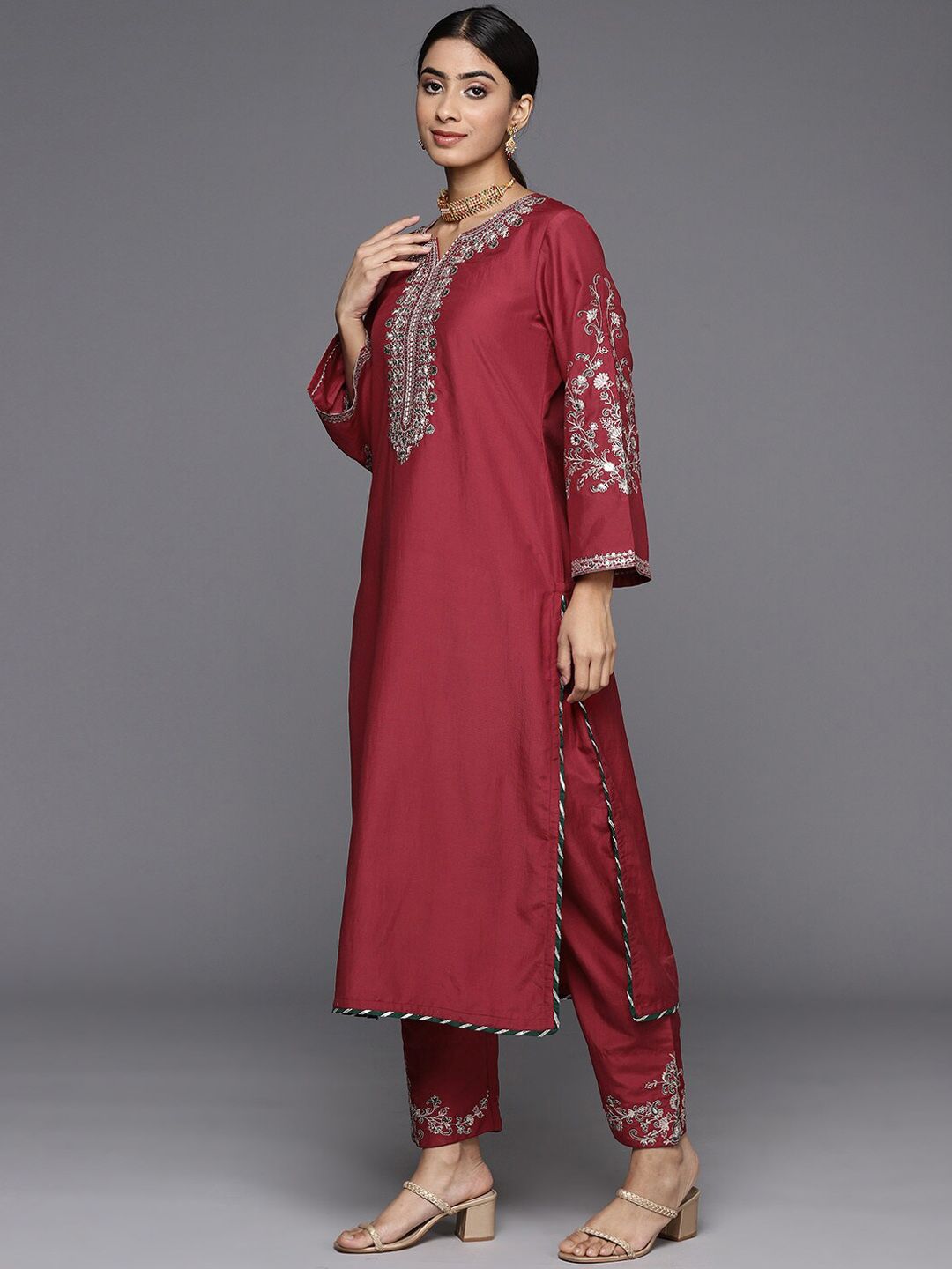 Indyancart VA Women'sRound Neck Ethnic Motifs Embroidered Regular Kurta Set