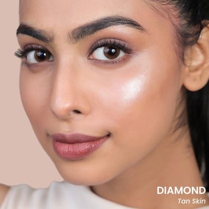 La Mior Face Dew Strobe Highlighter in Moonstone, a shimmering makeup highlighter with a luminous finish and soft glow.
