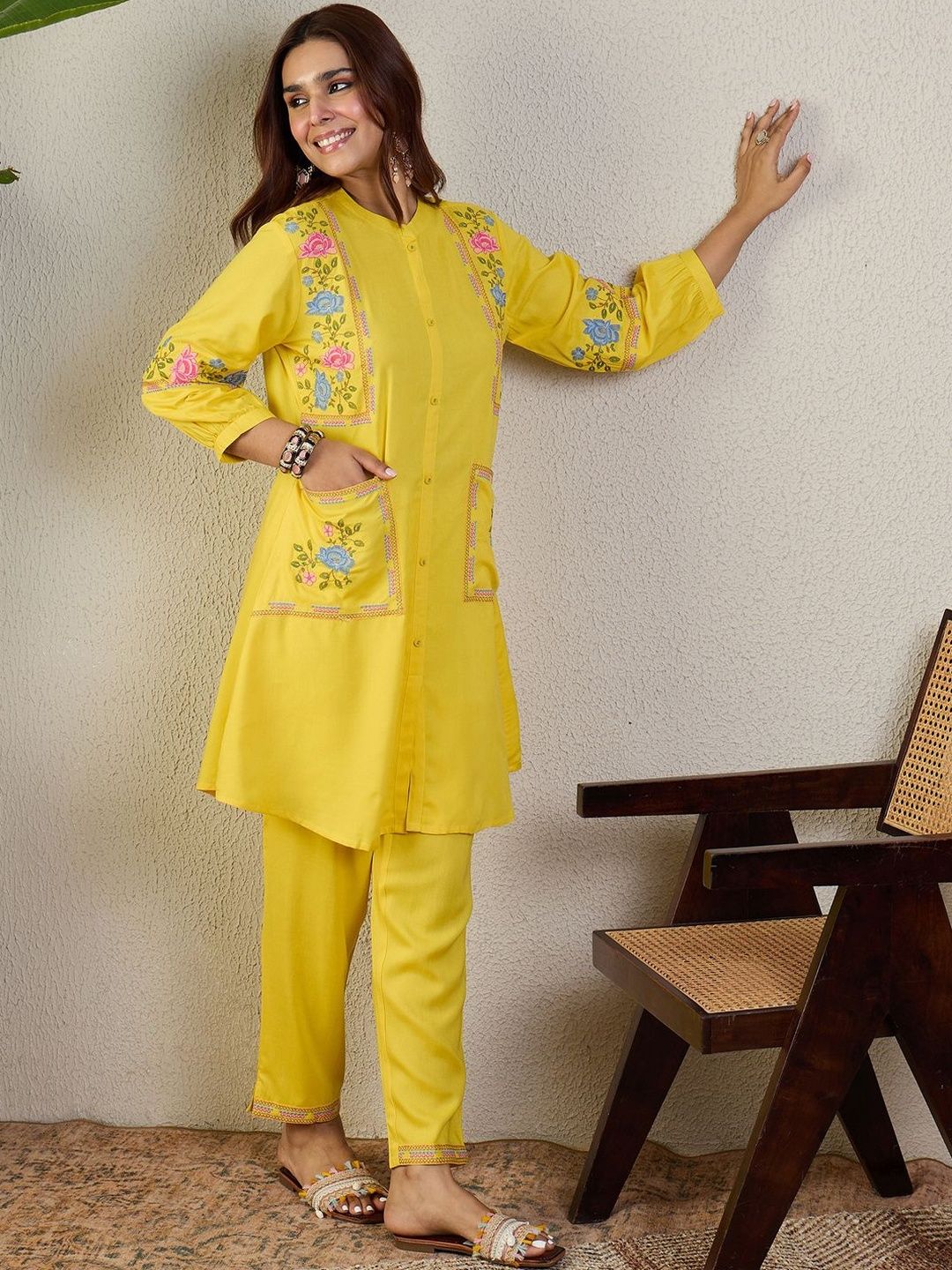 Floral Embroidered Regular Thread Work Kurta With Trousers