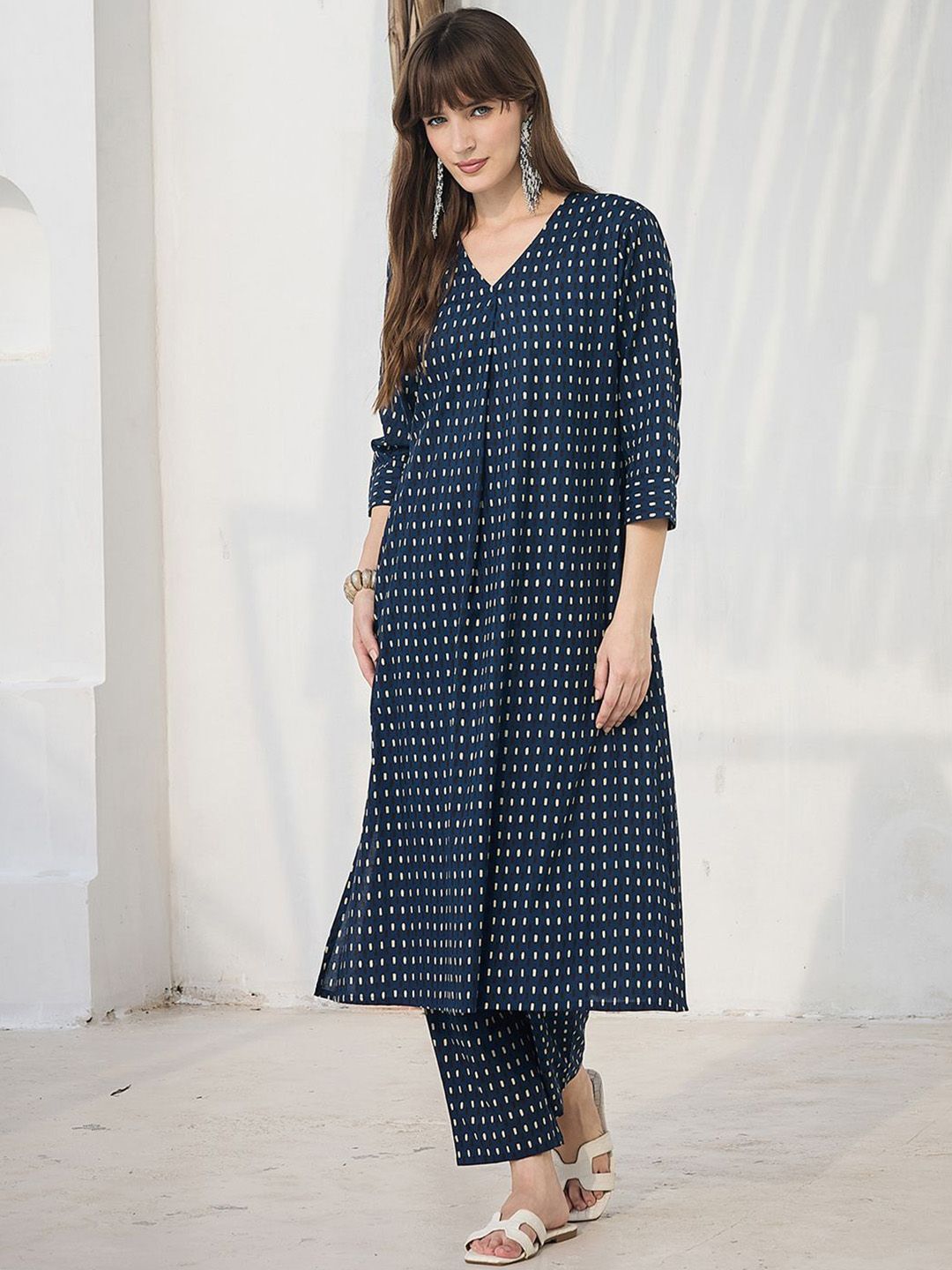 Women Geometric Printed Cotton Kurta with Trousers