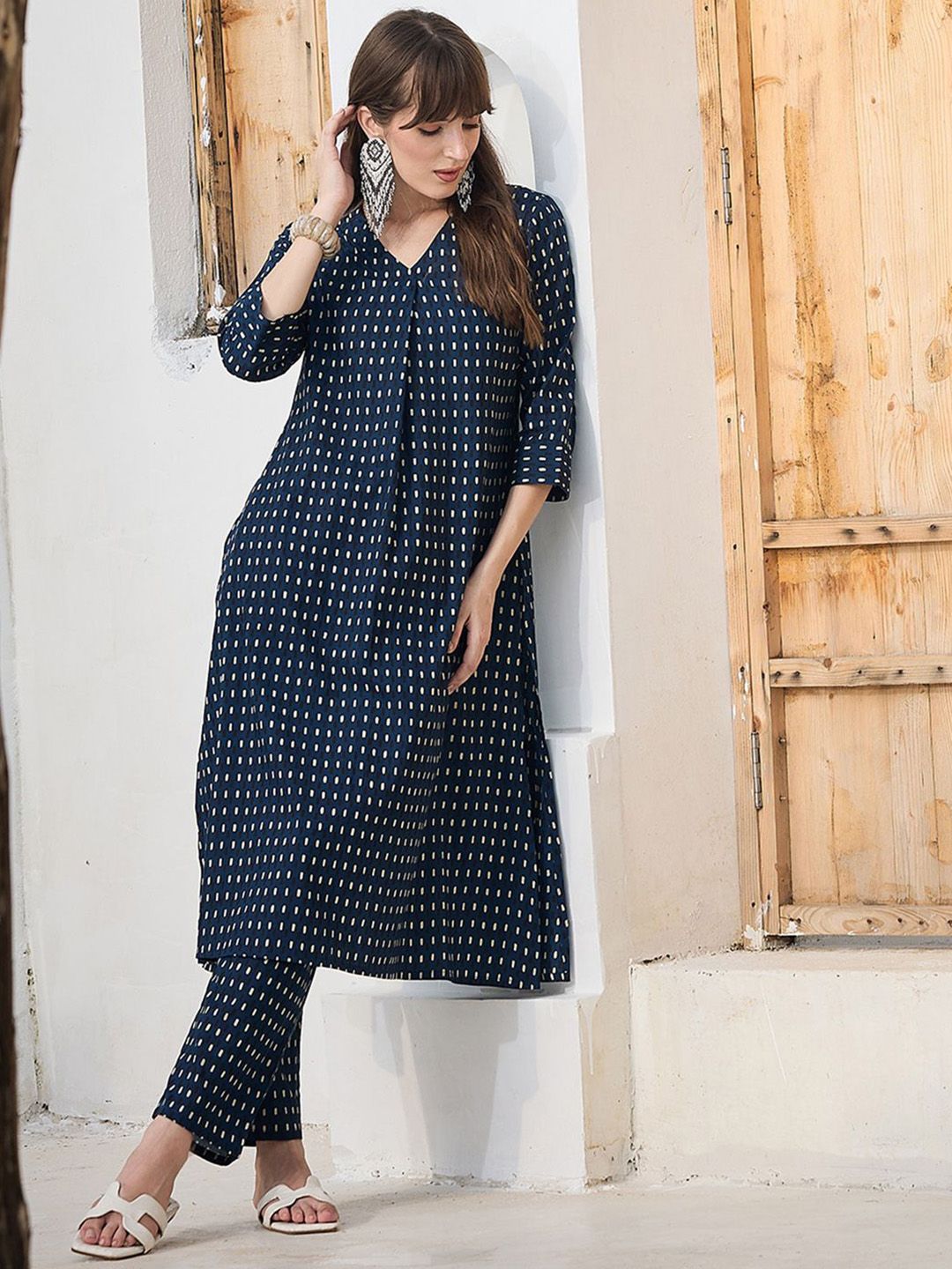 Women Geometric Printed Cotton Kurta with Trousers
