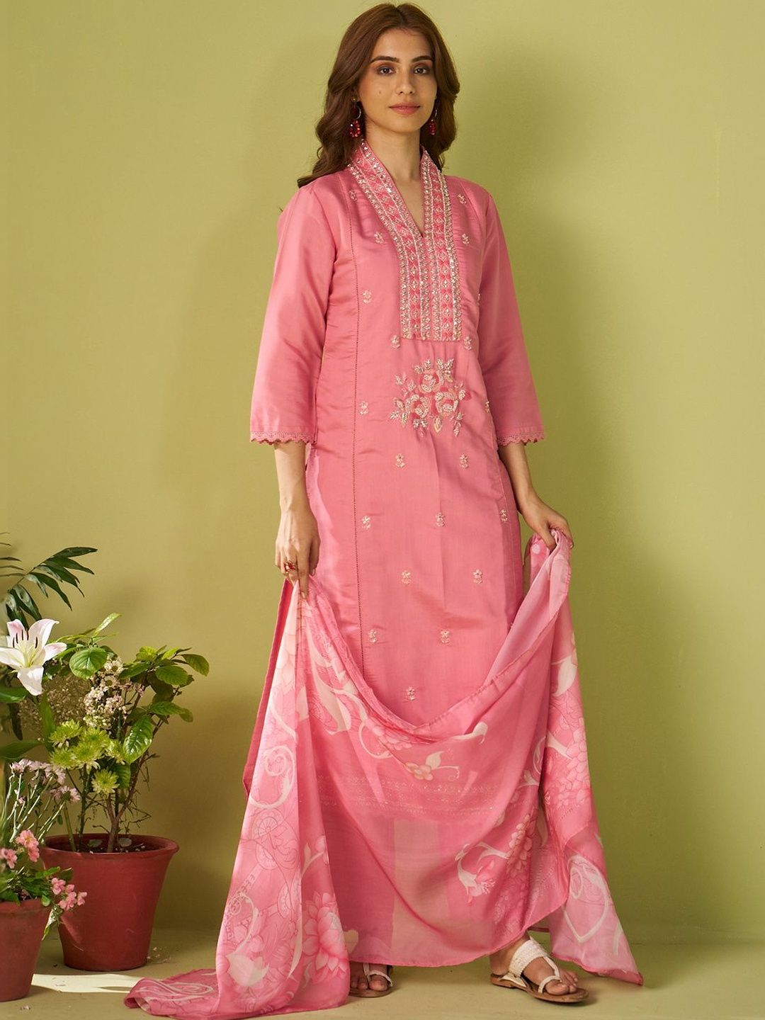 Women Floral Embroidered Regular Thread Work Kurta with Trousers & With Dupatta