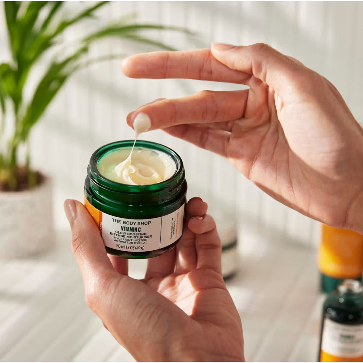 The Body Shop Vitamin C Glow Boosting Moisturizer Boosts Radiance & Hydrates Dull Skin All Skin