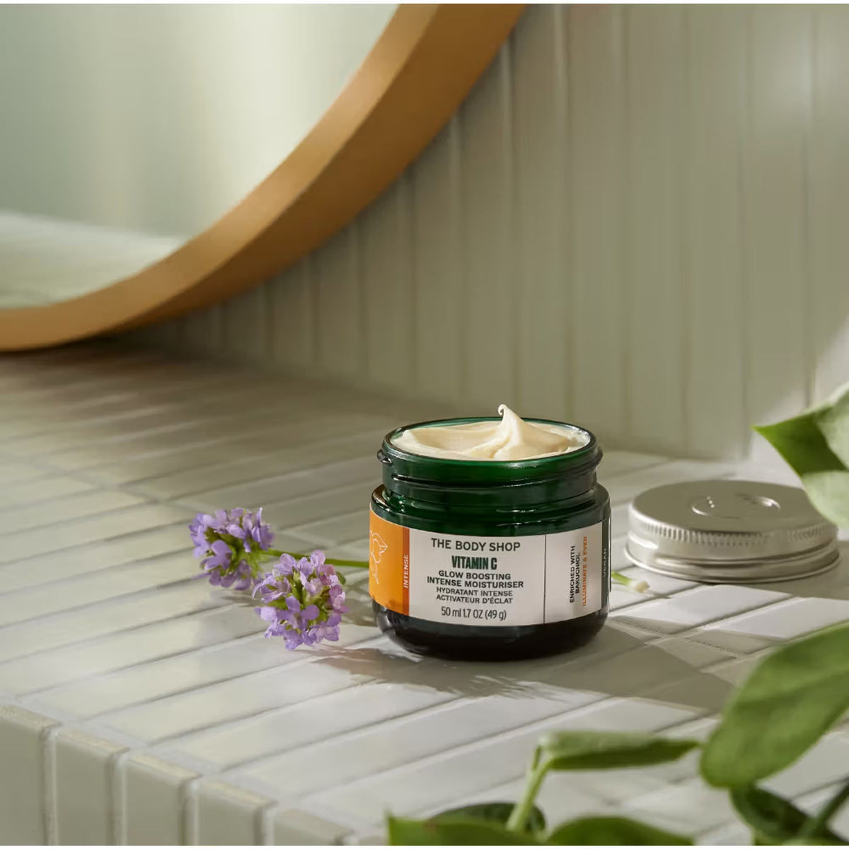 The Body Shop Vitamin C Glow Boosting Moisturizer Boosts Radiance & Hydrates Dull Skin All Skin