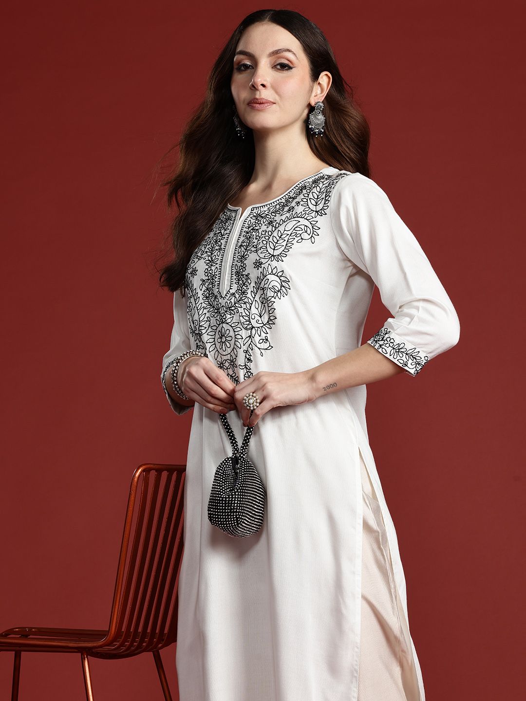 Indyancart IE Women Paisley Embroidered Thread Work Kurta