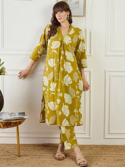 Women Floral Printed Cotton Kurta with Trousers