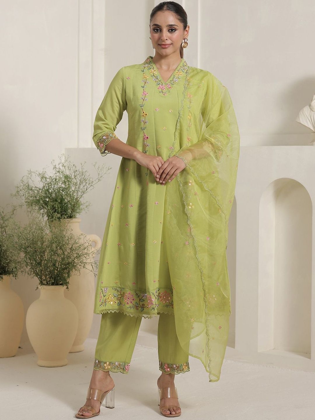 Women Floral Embroidered Thread Work Kurta And Palazoos With Dupatta