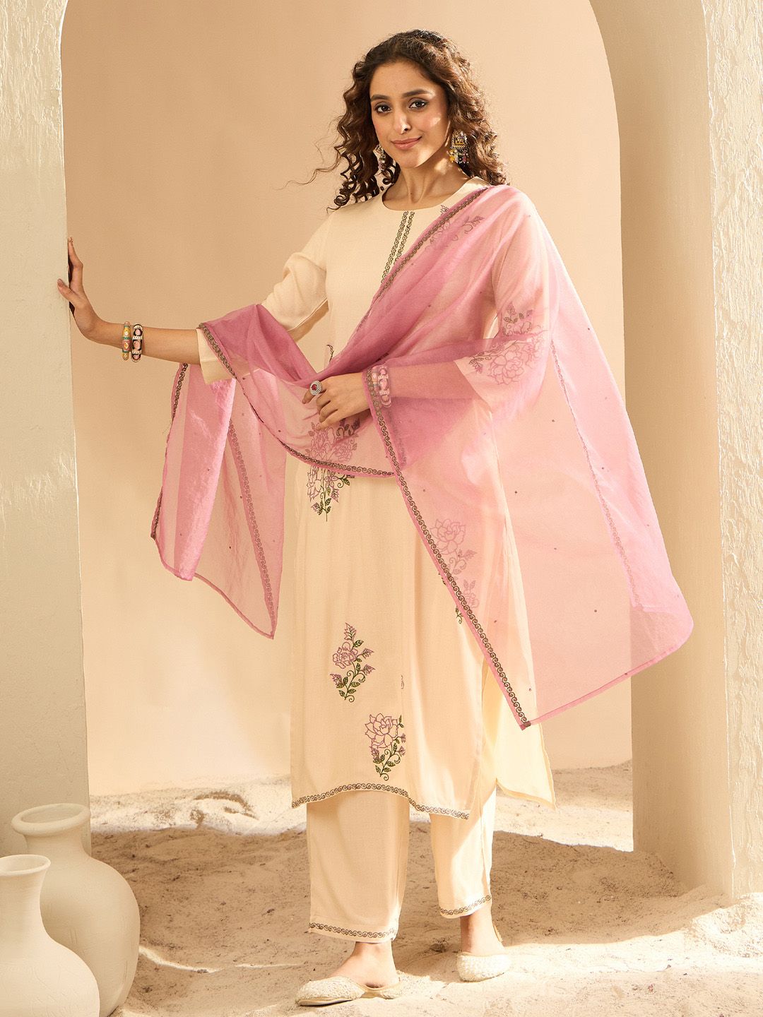 Women Floral Embroidered Regular Thread Work Kurta with Trousers & Dupatta