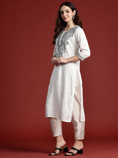 Indyancart IE Women Paisley Embroidered Thread Work Kurta