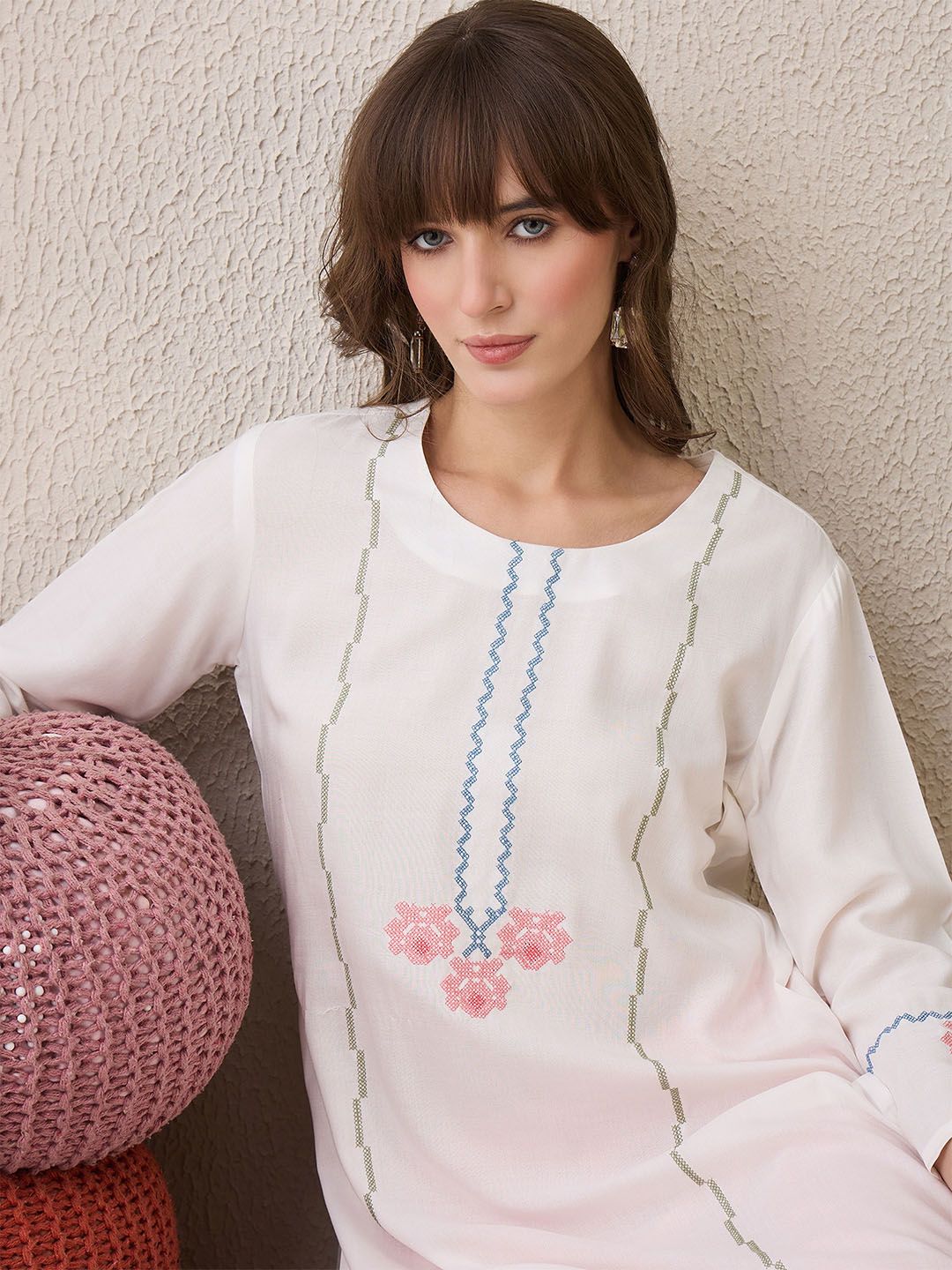 Indyancart IE Geometric Embroidered Thread Work Straight Kurta