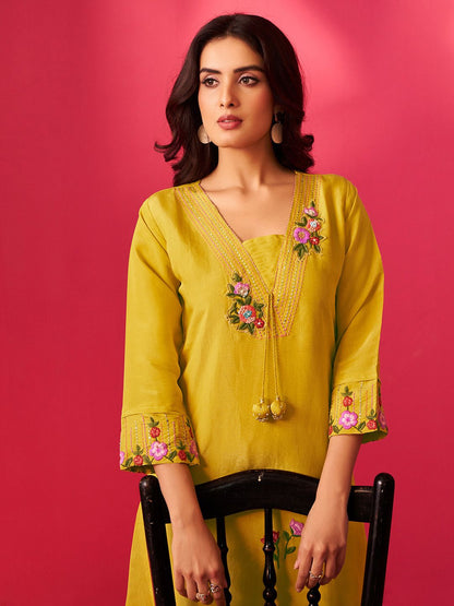 Women Floral Embroidered Kurta with Trousers