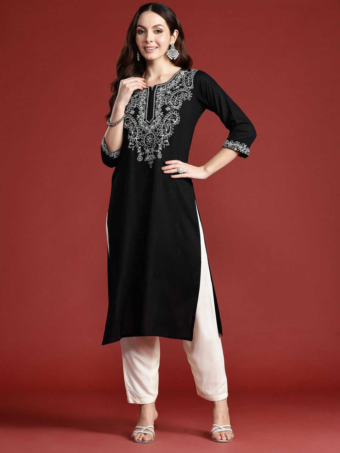 Dhiyona IE Women Paisley Embroidered Thread Work Kurta