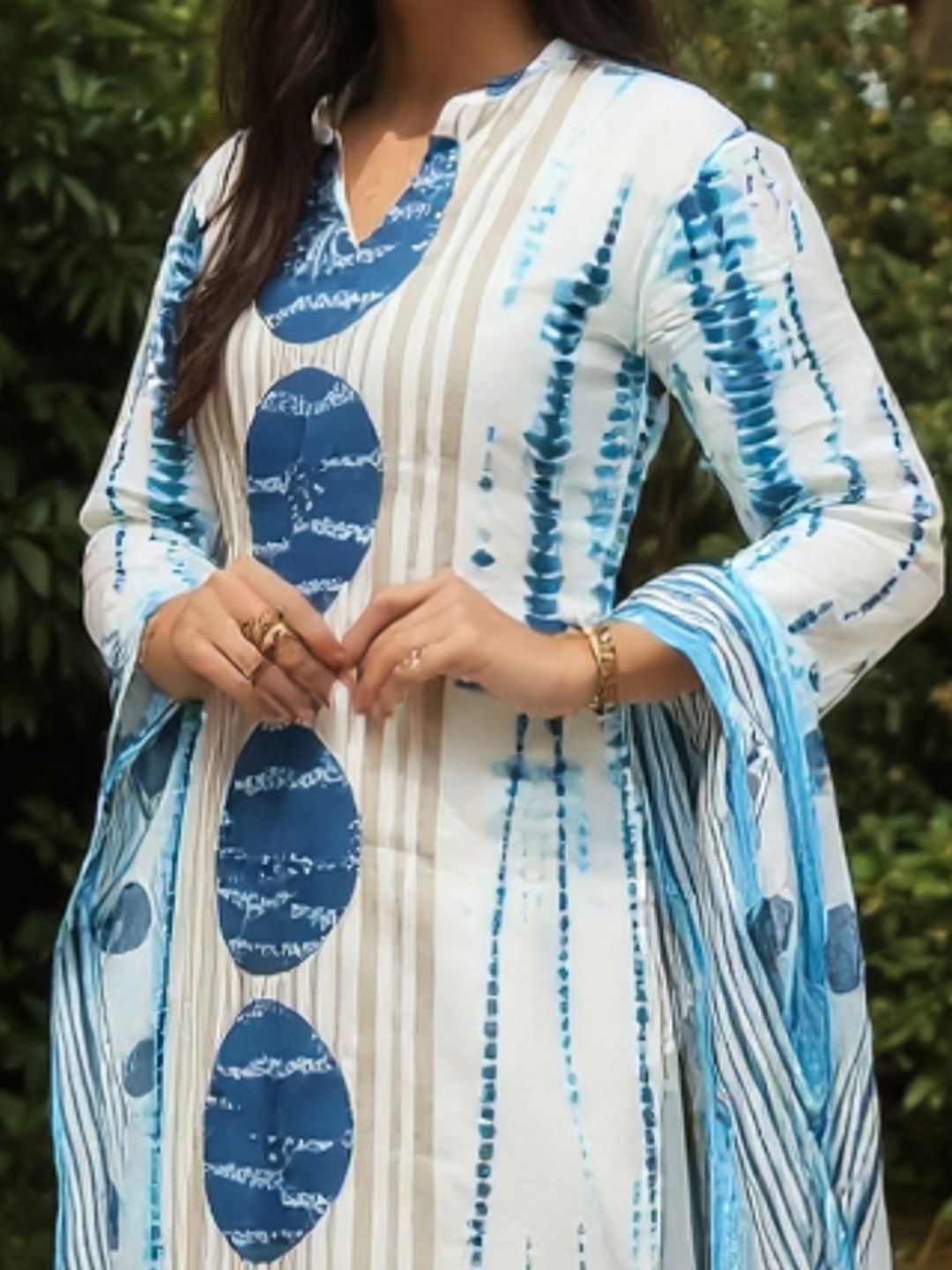 Women Geometric Printed Cotton Kurta with Trousers & Dupatta
