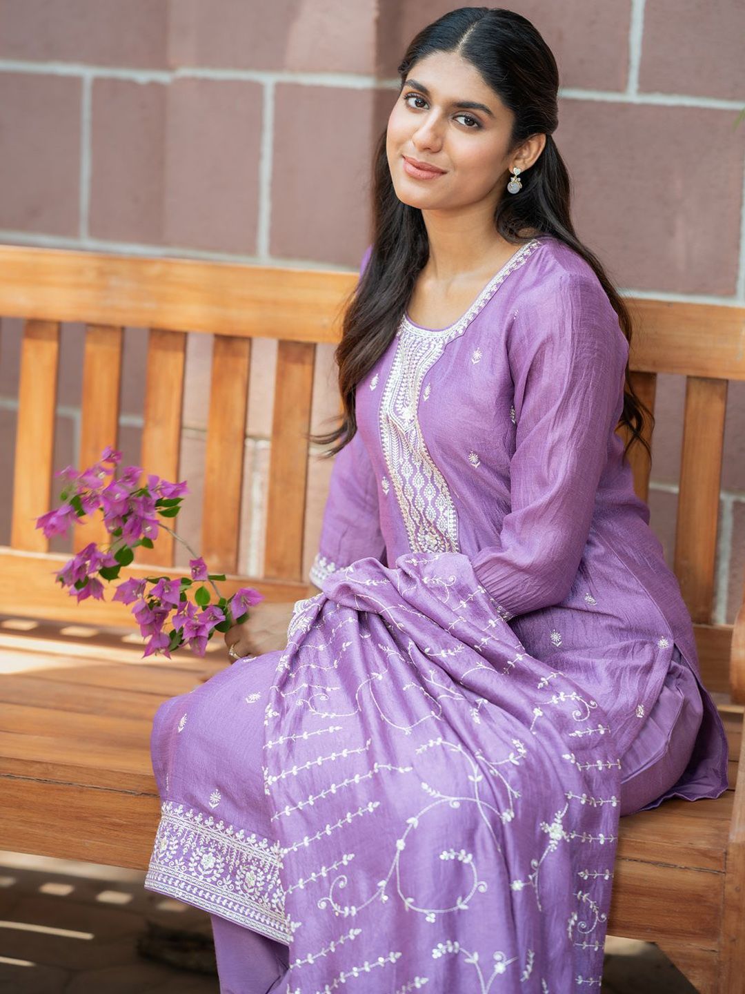 Women Floral Embroidered Regular Thread Work Kurta with Trousers & Dupatta