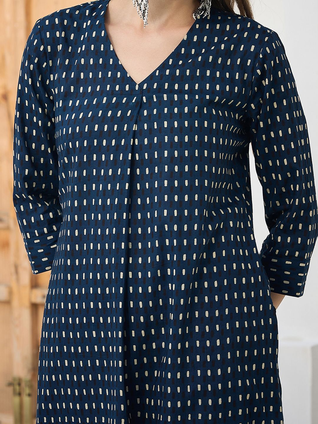 Women Geometric Printed Cotton Kurta with Trousers