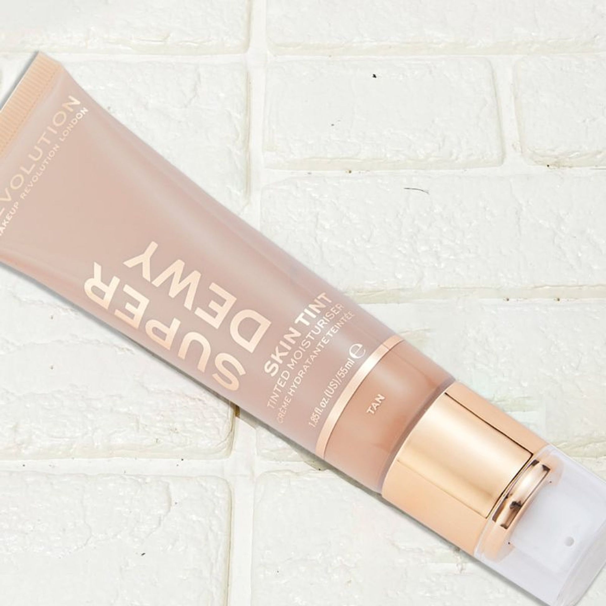 Makeup Revolution Superdewy Tinted Moisturiser - 5057566337021_tan
