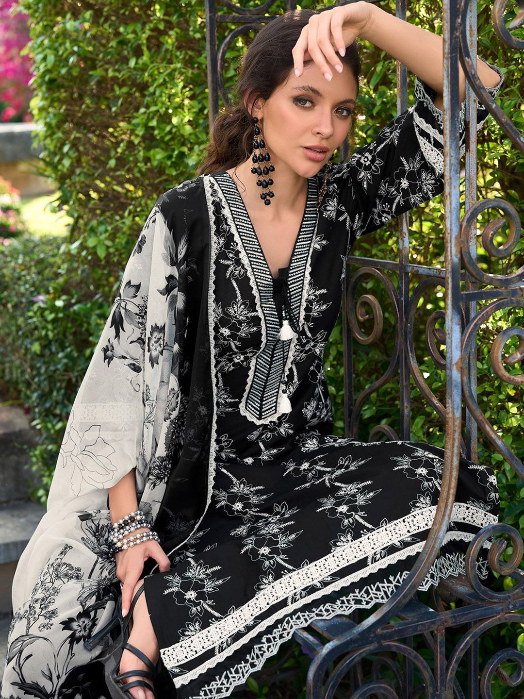 Women Floral Embroidered Regular Thread Work Pure Cotton Kurta Set